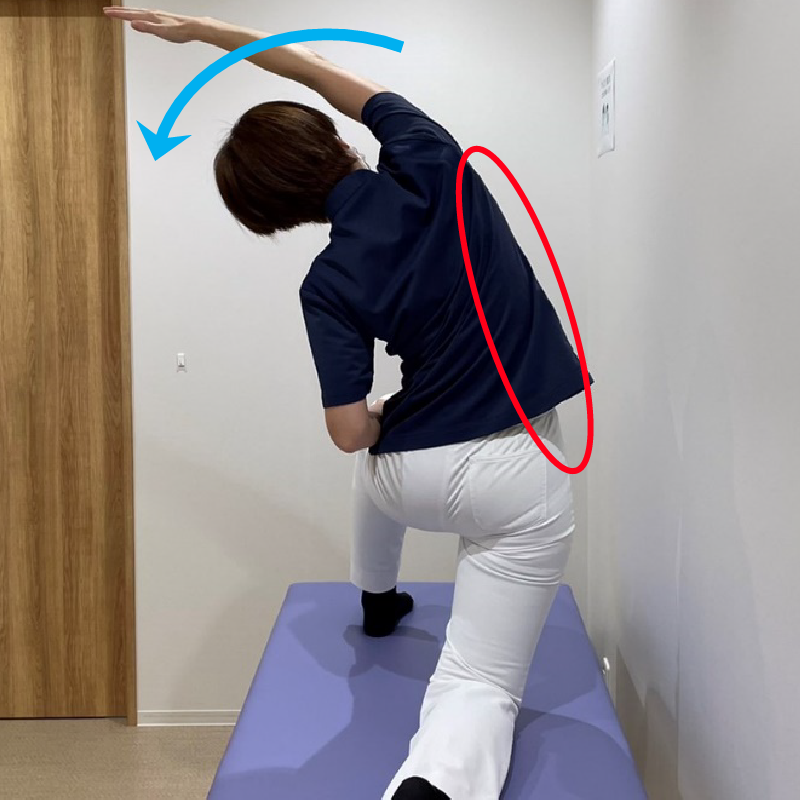 膝をついていない方向へ体をゆっくりと倒していきます。そうすると、脇腹～股関節の筋肉が伸びて張ってきます。その状態で15秒伸ばします。