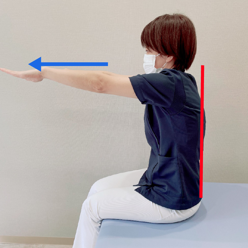 背中をできるだけ丸めず、伸ばした状態で前方に腕を伸ばします。5秒伸ばしたあと、ゆっくりもとの位置に戻します。
