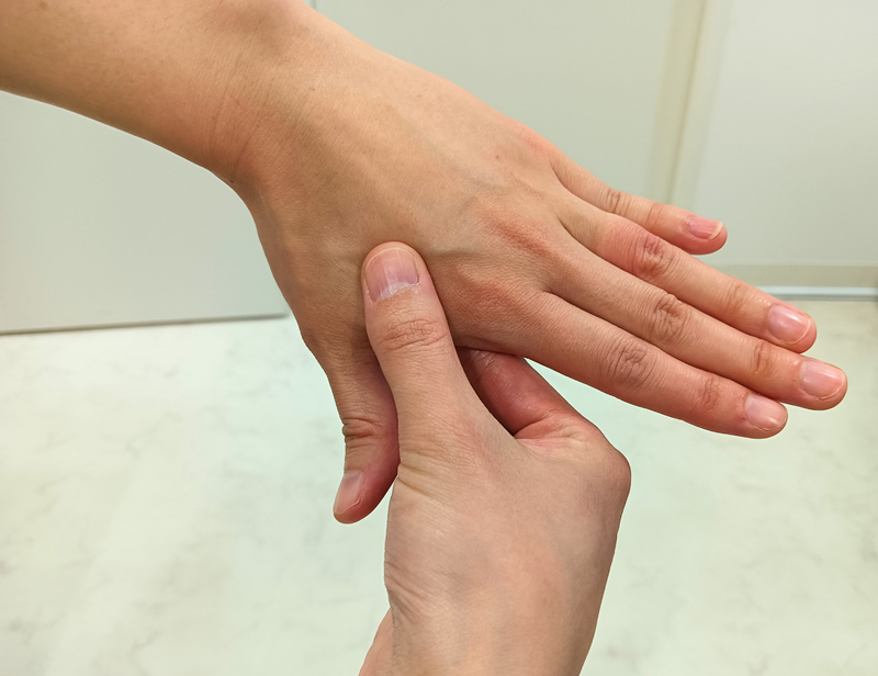 合谷(ごうこく)の押し方