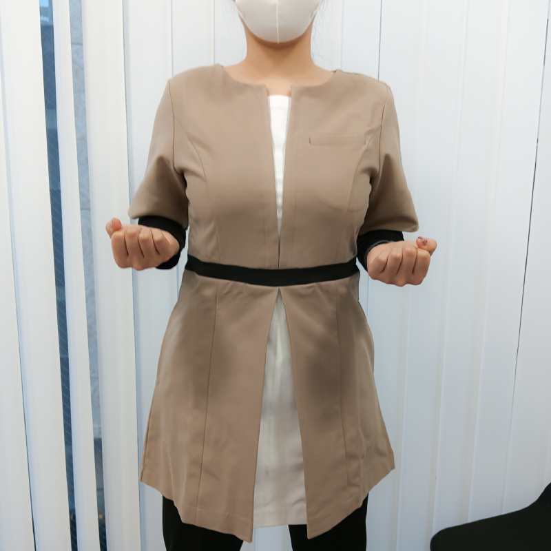 足を肩幅に開いて立ち、両肘を90度程度に曲げます。