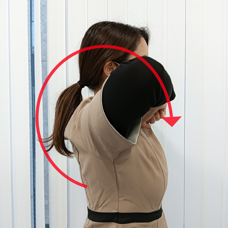 次にリュックサックを背負うような感じで後ろから前へ5回まわします。腕だけでなく肩甲骨が動いていることを意識して行いましょう。