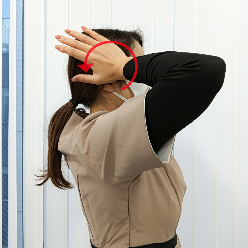 手を当てたまま、ぐるぐると後ろ回しで10回マッサージします。皮膚を動かすようなイメージで行います。その後、両手をこめかみのくぼみあたりに当て、ぐるぐると10回マッサージします。