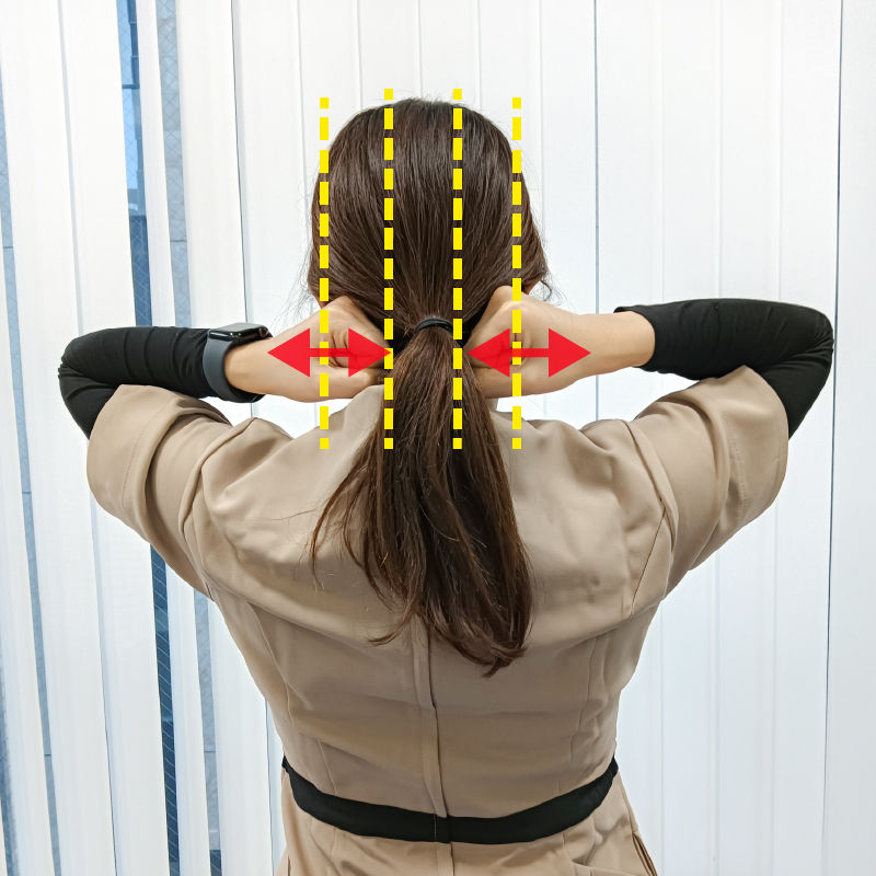 頭蓋骨の下ラインに沿って手で中心部へ移動させながら4段階に分けてマッサージします。こちらも皮膚を動かすようなイメージで行います。1段階につき10秒くらいの長さを目安に行います。