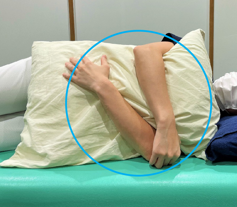 腕が重力で引っ張られないように横向きに寝る時は抱き枕を使用すると、腕の重みを支えてくれるので症状の悪化を防ぐことができます。