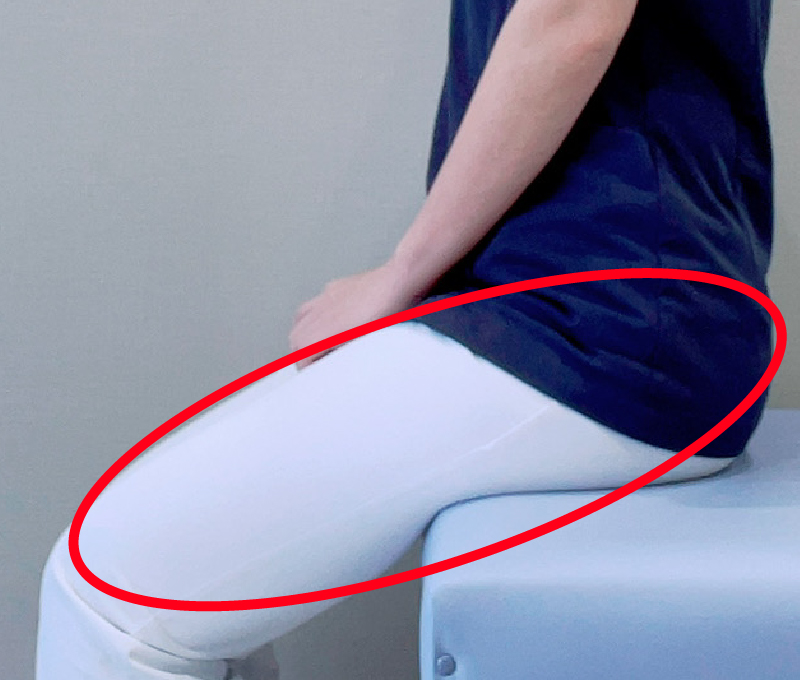 マッサージを行う部位は膝の外側からお尻の外側（赤丸の部分）です。手の平を当てて、少し圧をかけながら、手の平で皮膚を動かすようにマッサージします。